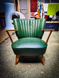 Vintage Sessel Kernerneuerung und kompletter Neubezug mit gr&uuml;nem Leder