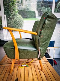 Vintage Sessel Kernerneuerung und kompletter Neubezug mit gr&uuml;nem Leder